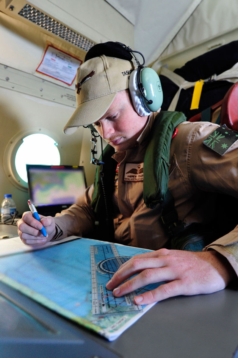 An RAAF staff runs the search for flight MH370 in an AP-3C Orion. [Photo/Department of Defence of Australia] 