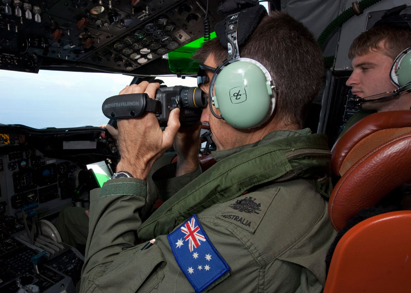 An RAAF staff runs the search for flight MH370 in an AP-3C Orion. [Photo/Department of Defence of Australia] 