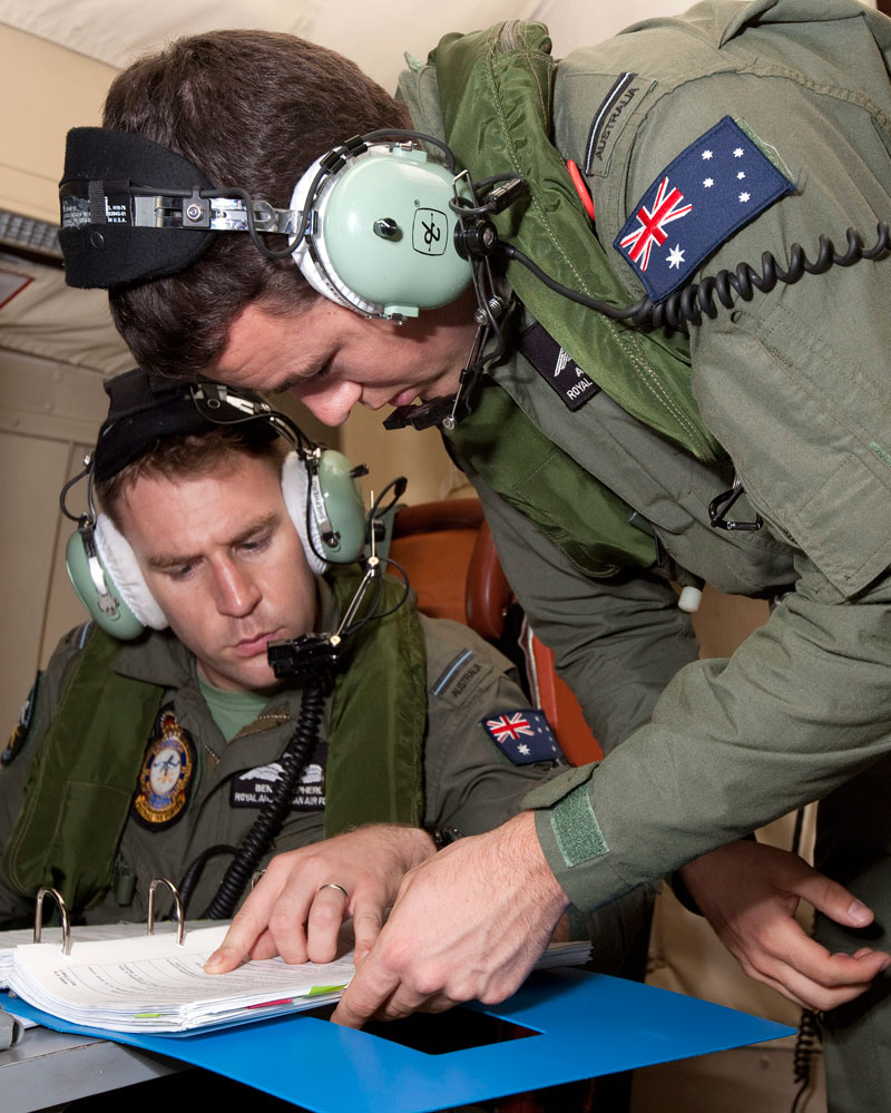 RAAF staff run the search for flight MH370 in an AP-3C Orion. [Photo/Department of Defence of Australia] 