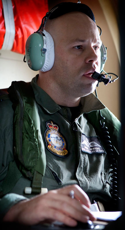 An RAAF staff runs the search for flight MH370 in an AP-3C Orion. [Photo/Department of Defence of Australia] 