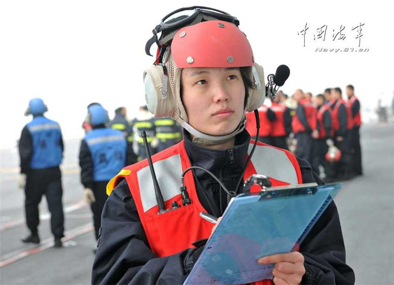 A female sailor registers ammunition on board Liaoning. [Photo/navy.81.cn] 