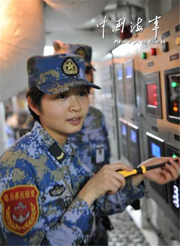 Examining electrical facilities on board Liaoning, a new recruit receives intensive training. [Photo/navy.81.cn]