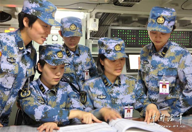 First-generation female sailors on board aircraft carrier Liaoning get down to their studies. [Photo/navy.81.cn] 