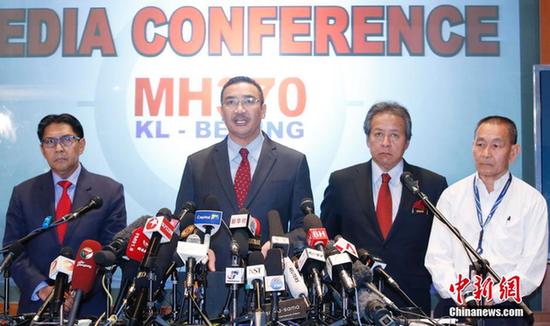 Malaysian Transport Minister Hishammuddin Hussein briefed the press on the possible debris to the southwest of Australia. [Chinanews.com] 
