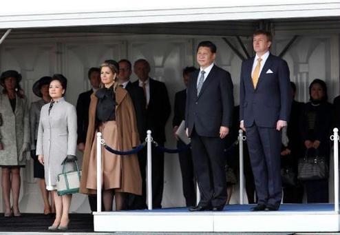 Chinese President Xi Jinping (2nd R), his wife Peng Liyuan (L), Dutch King Willem-Alexander (R) and his wife Queen Maxima (2nd L) attend the welcoming ceremony held for the arrival of Xi and his delegation in Amsterdam, the Netherlands, March 22, 2014. Xi Jinping arrived here Saturday for a state visit to the Netherlands and a global nuclear summit. [Xinhua] 