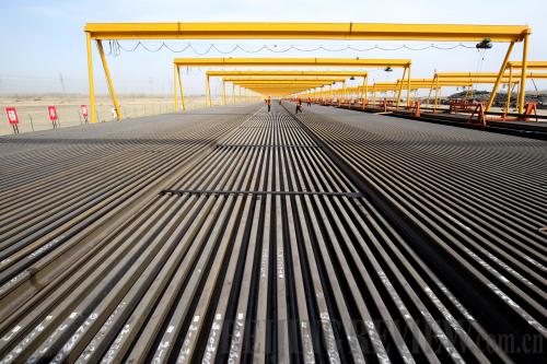 Workers sort out railway tracks in Hami, Xinjiang Uygur Autonomous Region. Intensive railway construction in Xinjiang has consolidated the region's status as a transportation hub in west China and contributed to the momentum of the region's growth. [Photo: Cai Zengle]