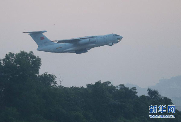 图为3月22日，在马来西亚梳邦皇家空军基地，中国空军伊尔-76运输机起飞赴澳大利亚展开搜救。[新华社 王申 摄]