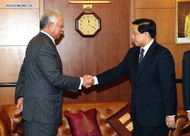 Chinese special envoy Zhang Yesui (R) meets with Malaysian Prime Minister Najib Razak for discussions over the missing Malaysia Airlines Flight MH370 in Kuala Lumpur, Malaysia, March 26, 2014. (Xinhua/Wang Shen)