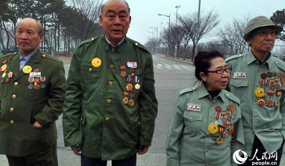 Four Chinese volunteer veterans are at the Incheon International Airport Friday morning, March 28, 2014 to witness the return of their comrades-in-arms. [People.com.cn] 