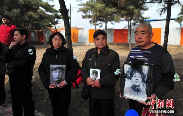 The family members of the Chinese volunteer veterans attends the ceremony held in the Shenyang Martyr Cemetery on March 28, 2014. [People.com.cn] 