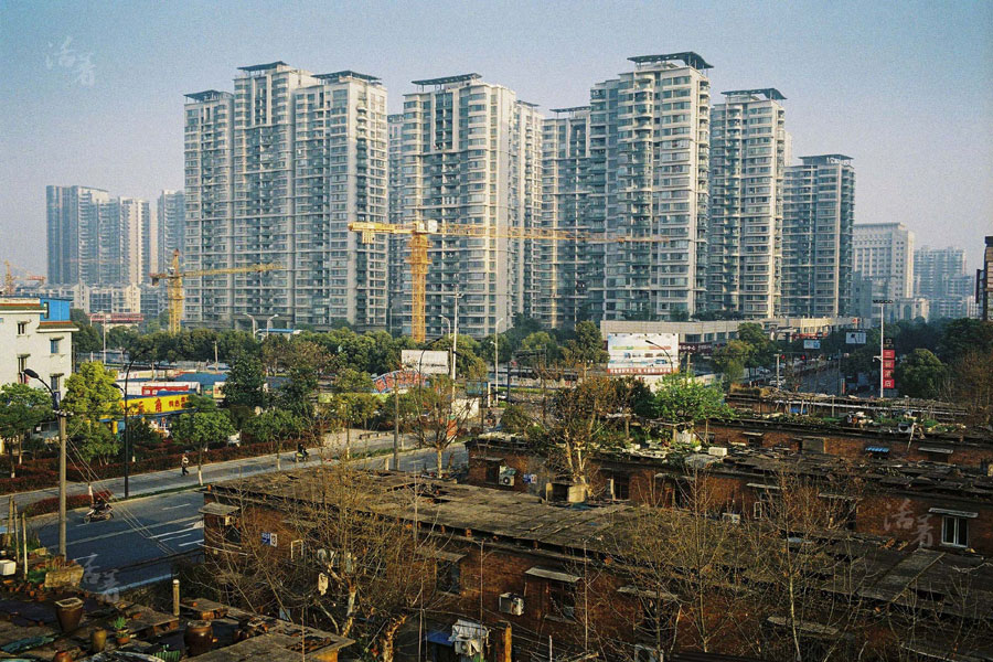 Gleaming buildings are located in the modern part of Hangzhou, and dilapidated homes can be seen nearby.[Photo/qq.com] 