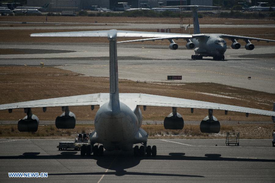 Chinese Air Force planes return to the International Airport of Perth in Australia, March 28, 2014. 