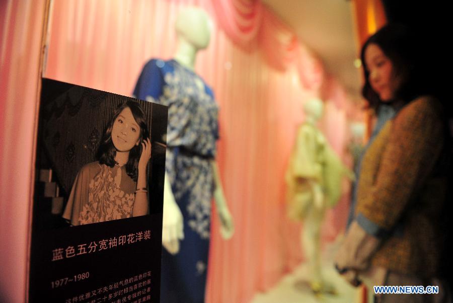 A visitor views dresses of singer Teresa Teng during a special exhibition themed in Teng, at the Hubei provincial museum in Wuhan, capital of central China&apos;s Hubei Province, March 28, 2014. 