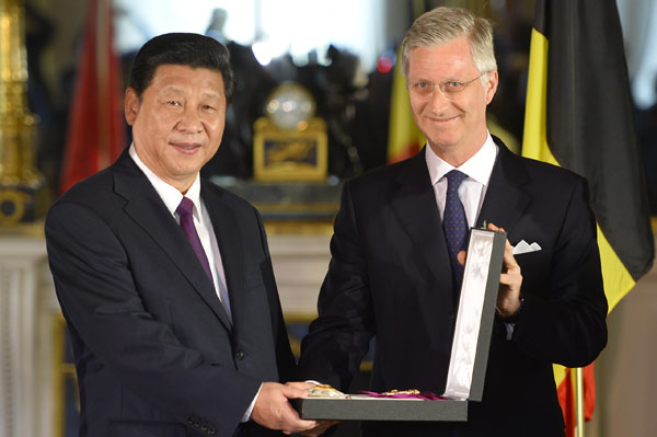 President Xi Jinping receives the Order of Leopold from King Philippe of Belgium, making him an honorary knight, at the Royal Palace in Brussels on Sunday. [Photo/China Daily via agencies]