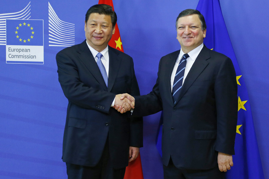 European Commission President Jose Manuel Barroso welcomes China's President Xi Jinping (L) at the EU Commission headquarters in Brussels March 31, 2014. Xi, as the first Chinese leader to visit the European Union's headquarters since Brussels established ties with Beijing four decades ago, will seek to send a message that China is a less confrontational partner, ready to resolve trade disputes. [Photo/China Daily via agencies]