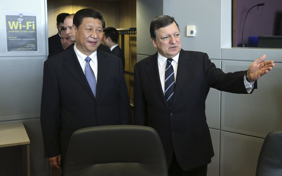 Chinese President Xi Jinping (L) is welcomed by European Commission President Jose Manuel Barroso ahead of a meeting at the EU Commission headquarters in Brussels March 31, 2014. [Photo/China Daily via agencies] 
