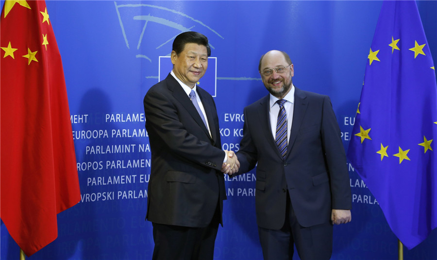 European Parliament President Martin Schulz (R) welcomes Chinese President Xi Jinping at the European Parliament in Brussels March 31, 2014. [Photo/China Daily via agencies] 
