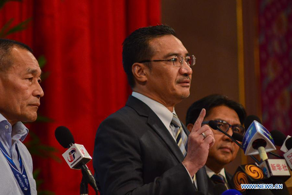 Malaysian Acting Transport Minister Hishammuddin Hussein (C) speaks during a press conference in Kuala Lumpur, Malaysia, March 31, 2014. Malaysia pledged Monday that it will never give up until it finds out what happened to missing Malaysia Airlines Flight MH370. [Xinhua/Chong Voon Chung]