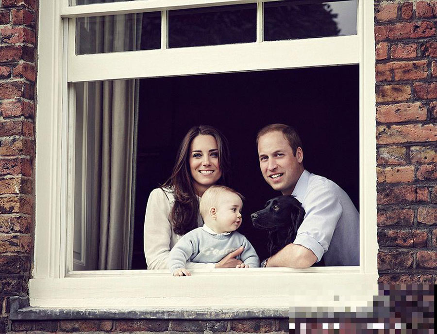 英国威廉王子和凯特王妃的最新全家福曝光。八个月大的乔治小王子露可爱面貌，和他们的宠物狗卢珀对视温馨。