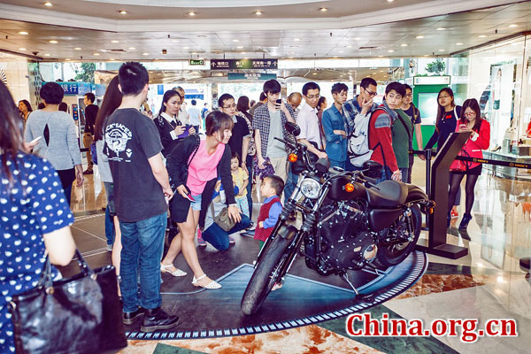民众围观美国队长在片中所骑的哈雷戴维森摩托车 [中国网]