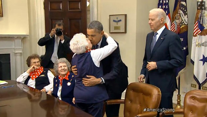 奥巴马遭二战时期美国女工嘴对嘴强吻（网页截图） 