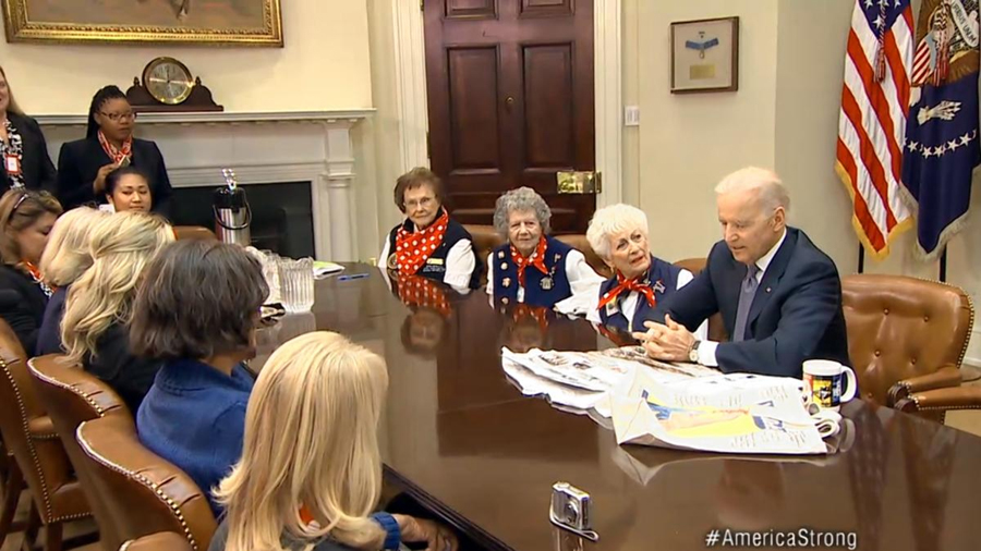 美国副总统拜登（Biden）邀请多位二战时期女工前往白宫做客。（网页截图）