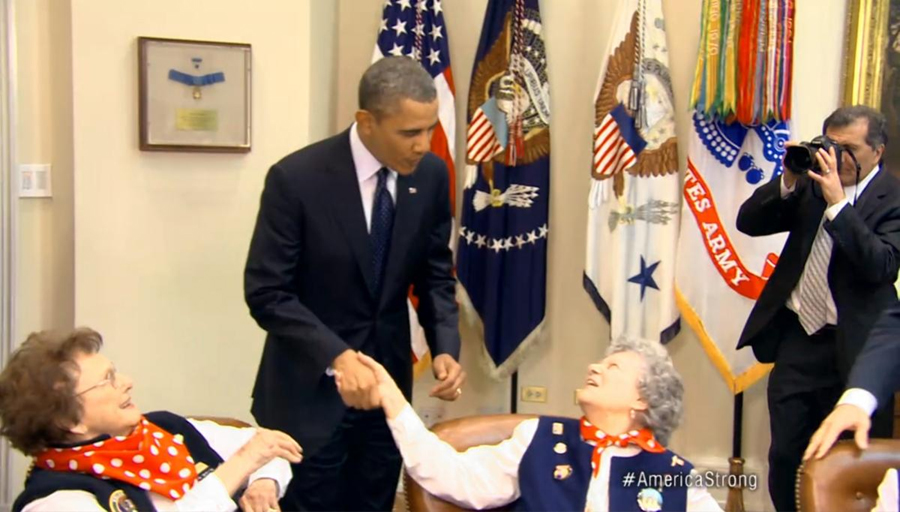 奥巴马总统突然进入房间，拥抱每位女工，感谢她们的服务。（网页截图）
