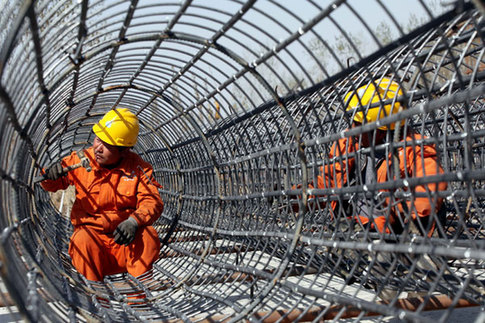 Workers prepare steel frames for a bridge on the Lianyungang-Yancheng railway in Ganyu, Jiangsu province. The State Council announced pro-growth measures on April 2, including railway investment and urban renovation programs. [China Daily] 