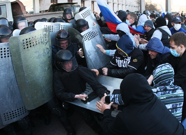 Pro-Russian protesters clash with riot police as the protesters storm the regional administration building in the eastern Ukrainian city of Donetsk on Sunday. About 50 protesters chanting 'Donetsk is a Russian city!' broke through police lines on Sunday. The activists moved away from a crowd of about 2,000 rallying on the main city square. [Photo/ China Daily via agencies]