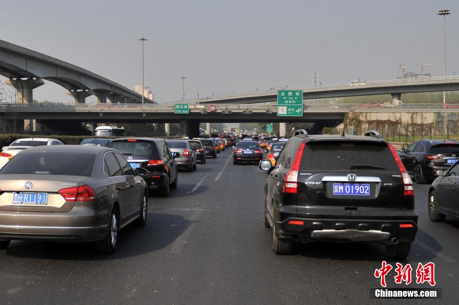 京迎来清明节返程小高峰 多个高速公路拥堵
