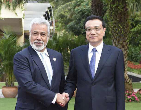 Chinese Premier Li Keqiang meets with Timor Leste's Prime Minister Jose Alexandre Xanana Gusmao, in Sanya, Hainan province, April 9, 2014. [Xinhua] 