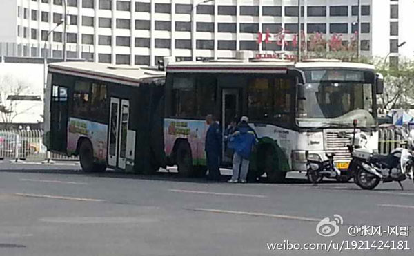 今日上午10时许，北京39路公交车行驶至建内大街与北京站街交叉口处，车身在转弯时发生了断裂。车身的前端突然触地，车后身与地面约成15度角趴在路面上。[weibo.com]