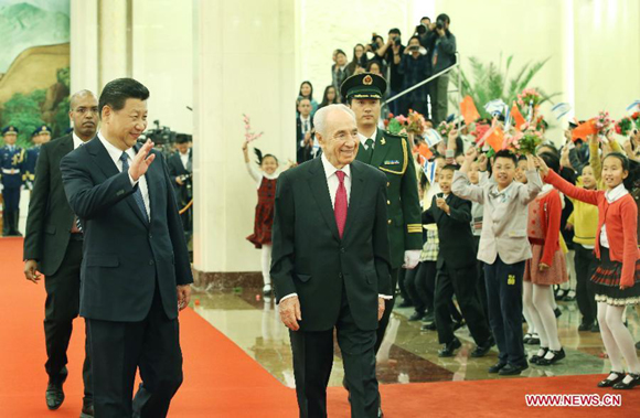 Chinese President Xi Jinping (L front) holds a welcoming ceremony for visiting Israeli President Shimon Peres (R front) before their talks in Beijing, capital of China, April 8, 2014. 