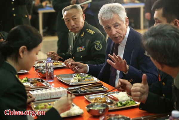 U.S. Secretary of Defense Chuck Hagel, center, has lunch with students at the mess hall of the China Military Academy during a tour Wednesday, April 9, 2014 in Changping, Beijing. [Photo: CFP]