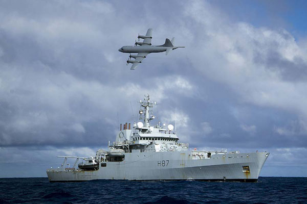 A Royal Australian Air Force (RAAF) AP-3C Orion aircraft flies past the British naval ship HMS Echo in the southern Indian Ocean as they continue to search for the missing Malaysia Airlines flight MH370 in this handout picture released by the Australian Defence Force April 15, 2014.[Photo/China Daily via agencies] 