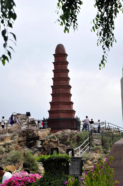 Red Mountain Park, one of the 'top 10 attractions in Urumqi, China' by China.org.cn.