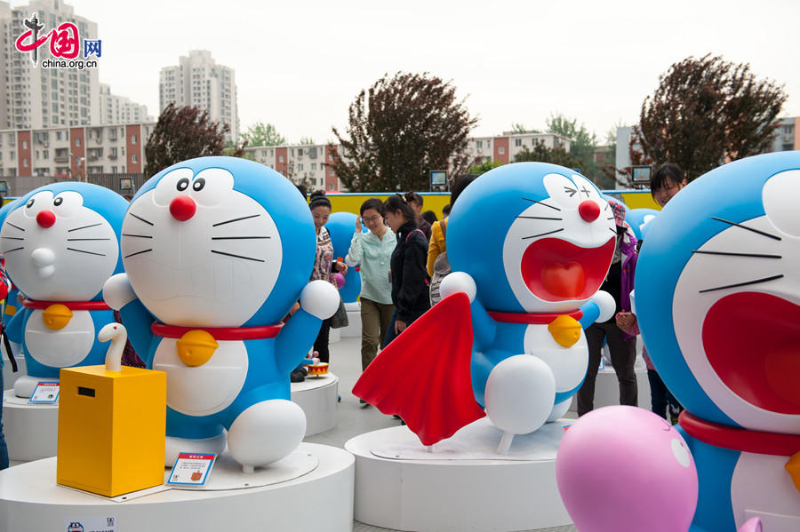 A &apos;100 Doraemon Secret Gadgets Expo&apos; is launched at Joycity Shopping Center in Beijing, on Saturday, April 19, 2014. The exhibition will last until June 22. A hundred life-size Doraemon figures, each of which bearing a distinct secret gadget, will be displayed during the show. Doraemon, a 22nd-century robotic cat, has been a popular anime character since its introduction by Japanese cartoonist Fujiko Fujio in 1969. [Photo by Chen Boyuan / China.org.cn]