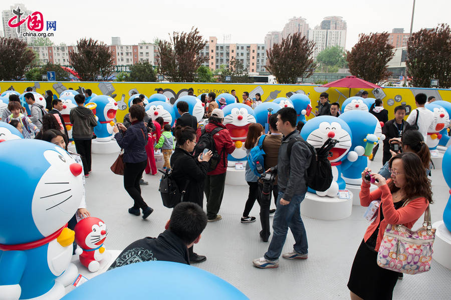 A &apos;100 Doraemon Secret Gadgets Expo&apos; is launched at Joycity Shopping Center in Beijing, on Saturday, April 19, 2014. The exhibition will last until June 22. A hundred life-size Doraemon figures, each of which bearing a distinct secret gadget, will be displayed during the show. Doraemon, a 22nd-century robotic cat, has been a popular anime character since its introduction by Japanese cartoonist Fujiko Fujio in 1969. [Photo by Chen Boyuan / China.org.cn]