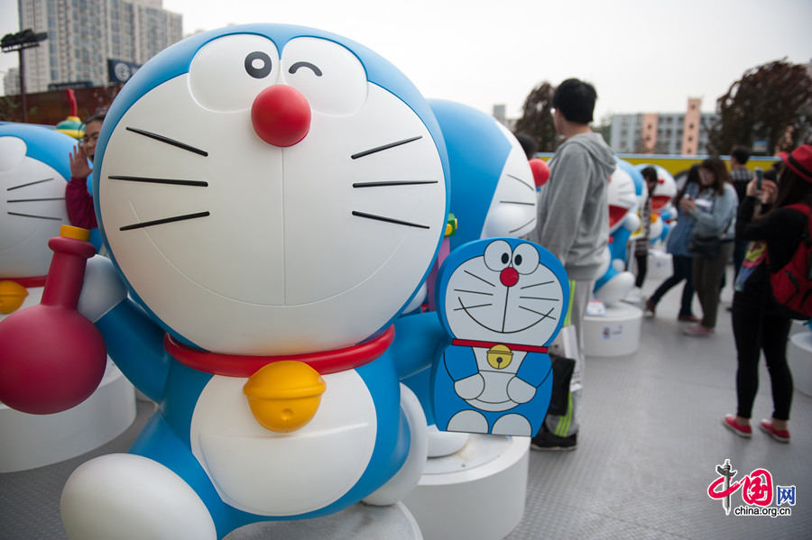 A &apos;100 Doraemon Secret Gadgets Expo&apos; is launched at Joycity Shopping Center in Beijing, on Saturday, April 19, 2014. The exhibition will last until June 22. A hundred life-size Doraemon figures, each of which bearing a distinct secret gadget, will be displayed during the show. Doraemon, a 22nd-century robotic cat, has been a popular anime character since its introduction by Japanese cartoonist Fujiko Fujio in 1969. [Photo by Chen Boyuan / China.org.cn]