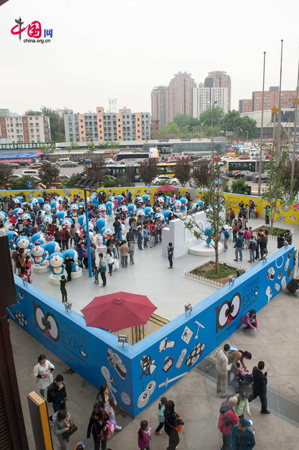 A &apos;100 Doraemon Secret Gadgets Expo&apos; is launched at Joycity Shopping Center in Beijing, on Saturday, April 19, 2014. The exhibition will last until June 22. A hundred life-size Doraemon figures, each of which bearing a distinct secret gadget, will be displayed during the show. Doraemon, a 22nd-century robotic cat, has been a popular anime character since its introduction by Japanese cartoonist Fujiko Fujio in 1969. [Photo by Chen Boyuan / China.org.cn]