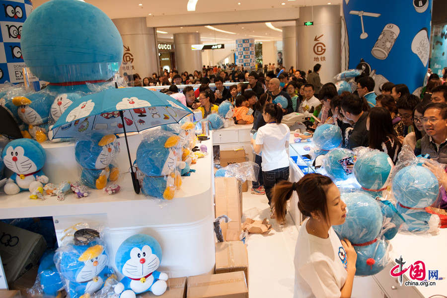 A &apos;100 Doraemon Secret Gadgets Expo&apos; is launched at Joycity Shopping Center in Beijing, on Saturday, April 19, 2014. The exhibition will last until June 22. A hundred life-size Doraemon figures, each of which bearing a distinct secret gadget, will be displayed during the show. Doraemon, a 22nd-century robotic cat, has been a popular anime character since its introduction by Japanese cartoonist Fujiko Fujio in 1969. [Photo by Chen Boyuan / China.org.cn]