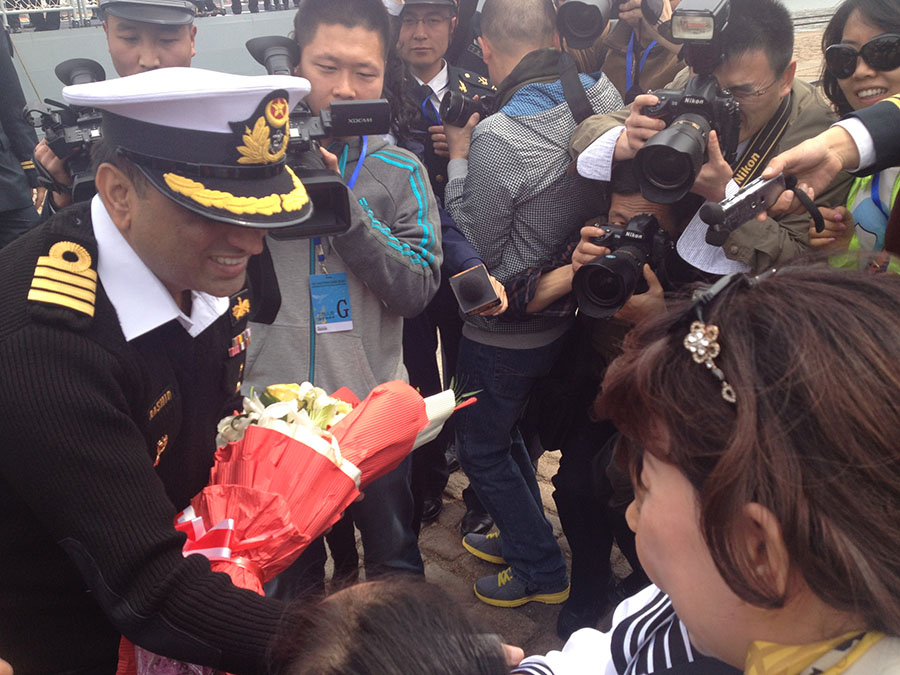 Captain Rashid Zafar Cheema, commander of Pakistan frigate Shamsheer, receives flowers upon his arrival at the port of Qingdao, East China's Shandong province, April 20.[Photo/China Daily]