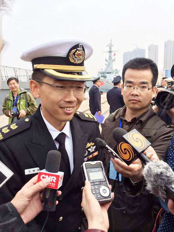 The commander of a Singaporean frigate speaks to reporters upon his arrival in Qingdao, East China's Shandong province, April 20.[Photo/China Daily]