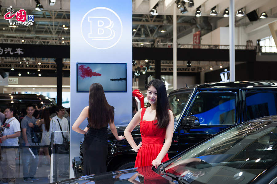 A car model poses for photo on Monday, April 21, 2014, at the 2014 Beijing International Automotive Exhibition, which officially opens to public on this day. The auto expo will last until April 29. [Photo by Chen Boyuan / China.org.cn]