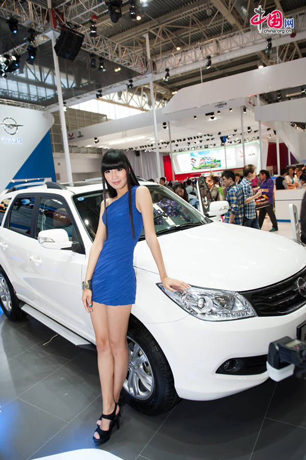 A car model poses for photo on Monday, April 21, 2014, at the 2014 Beijing International Automotive Exhibition, which officially opens to public on this day. The auto expo will last until April 29. [Photo by Chen Boyuan / China.org.cn]