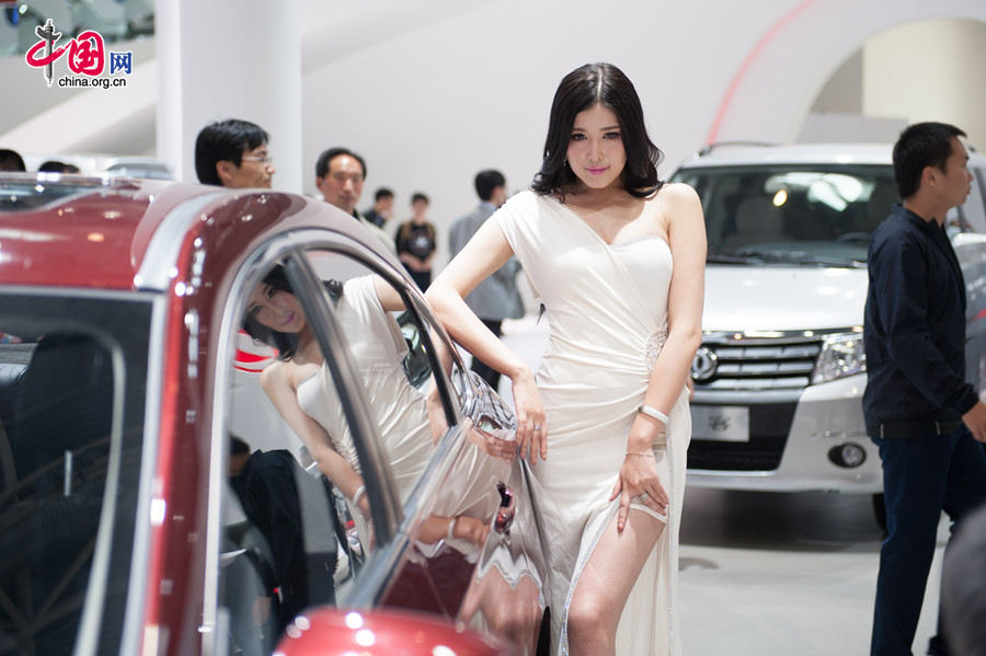 A car model poses for photo on Monday, April 21, 2014, at the 2014 Beijing International Automotive Exhibition, which officially opens to public on this day. The auto expo will last until April 29. [Photo by Chen Boyuan / China.org.cn]