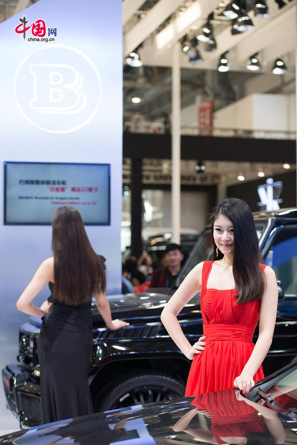 A car model poses for photo on Monday, April 21, 2014, at the 2014 Beijing International Automotive Exhibition, which officially opens to public on this day. The auto expo will last until April 29. [Photo by Chen Boyuan / China.org.cn]