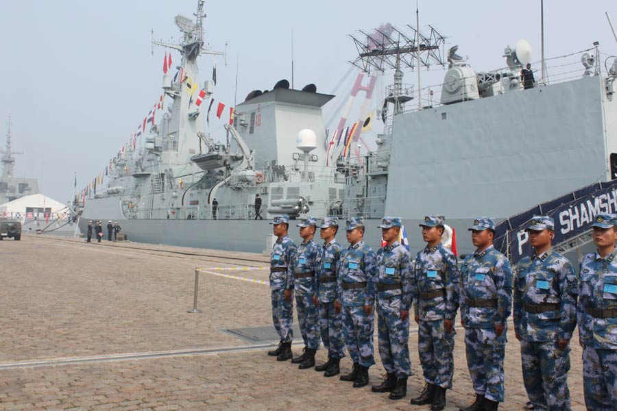 A Pakistani naval vessel opens to the public as part of activities linked to the 14th annual meeting of the Western Pacific Naval Symposium which kicked off in Qingdao, Shandong province, on April 20. [Photo by Peng Yining/chinadaily.com.cn]