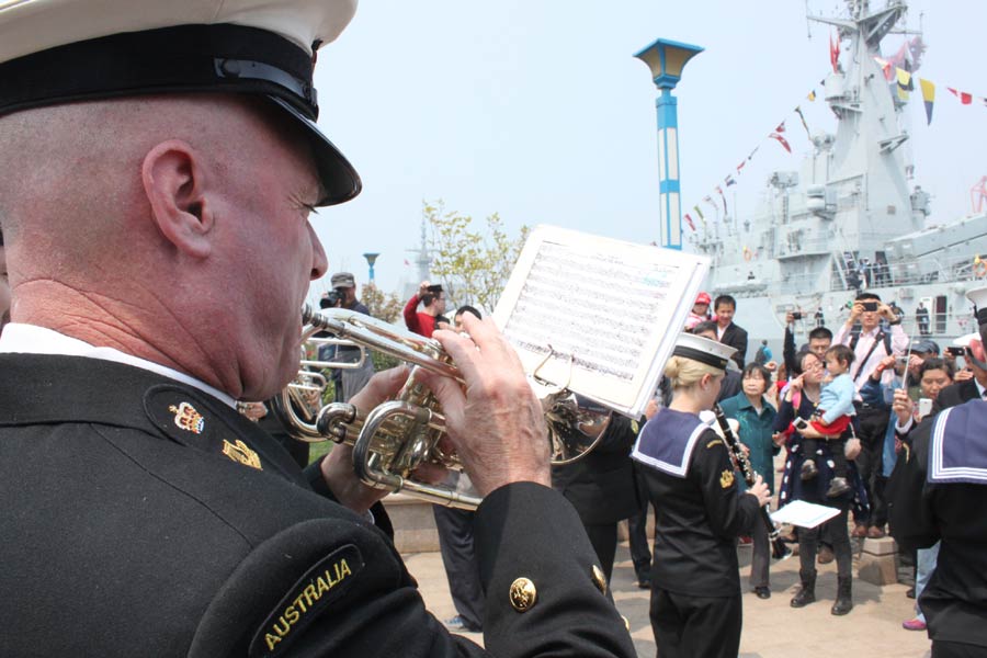 An Australian military band performs during an activity linked to the 14th annual meeting of the Western Pacific Naval Symposium in Qingdao, Shandong province, April 20. Paul Cottier, the band's conductor, said they also played a Chinese folk song for the local people. [Photo by Peng Yining/chinadaily.com.cn]