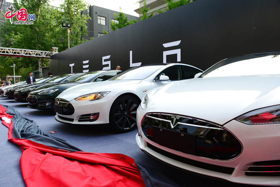 Telsa Motors made a delivery to its first batch of Chinese customers in Beijing on Tuesday, as part of the electric car leader’s China market expansion.[Photo/China.org.cn]